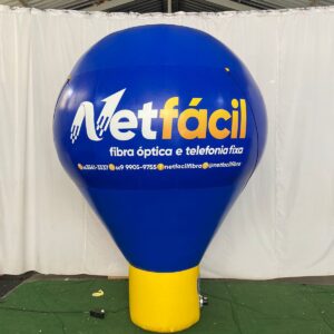Balão inflável utilizado em eventos, feiras e campanhas promocionais para atrair atenção do público à distância.