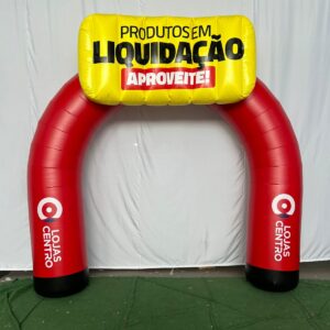 Portal inflável inflável utilizado como entrada, largada ou chegada em eventos, oferecendo alto impacto visual.