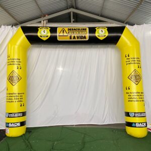 Portal inflável inflável utilizado como entrada, largada ou chegada em eventos, oferecendo alto impacto visual.
