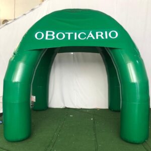 Tenda aranha inflável utilizada em eventos e ações promocionais, oferecendo alto impacto visual e rápida montagem.