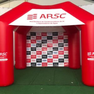 Tenda stand inflável utilizada como estande promocional em eventos, com personalização completa e visual profissiona